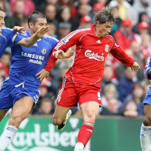 开云体育中国官网-_沙滩极限滑板：海浪与速度的碰撞_，海边滑板冲浪