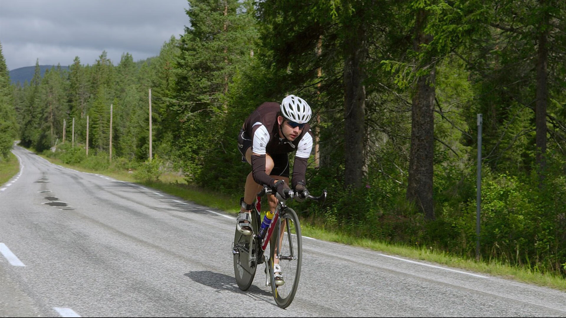 _沙滩极限滑板：海浪与速度的碰撞_，海边滑板冲浪